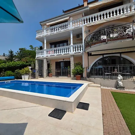 Apartment Mit Terrasse - Gemeinschaftspool By Interhome *