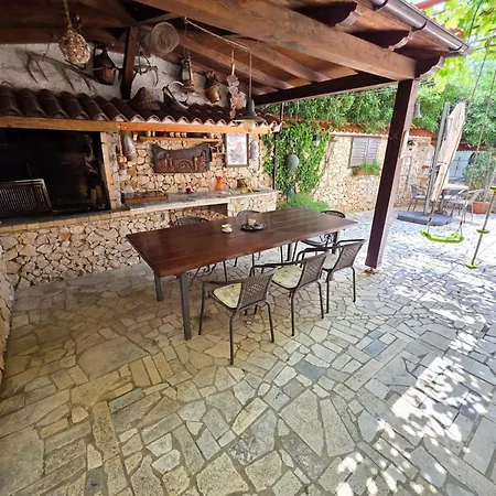 Mit Terrasse - Gemeinschaftspool By Interhome *