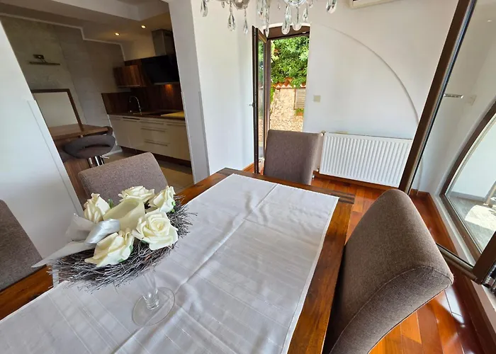 Mit Terrasse - Gemeinschaftspool By Interhome