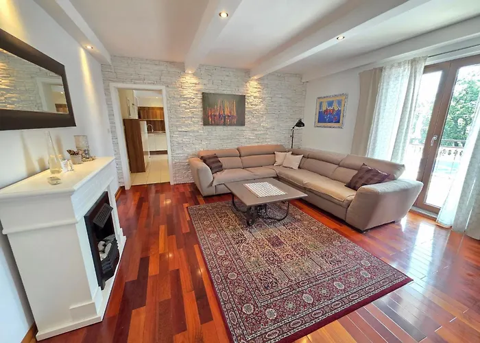 Apartment Mit Terrasse - Gemeinschaftspool By Interhome