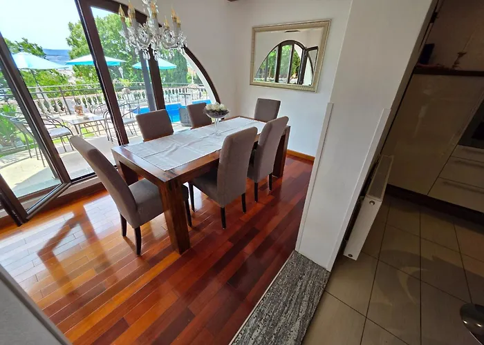 Mit Terrasse - Gemeinschaftspool By Interhome