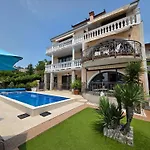 Mit Terrasse - Gemeinschaftspool By Interhome *