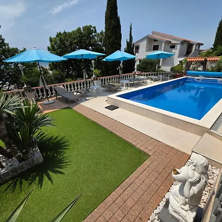 Mit Terrasse - Gemeinschaftspool By Interhome *