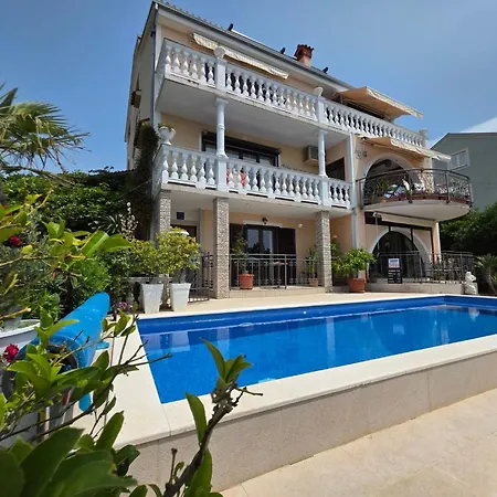 Mit Terrasse - Gemeinschaftspool By Interhome *