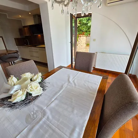 Mit Terrasse - Gemeinschaftspool By Interhome