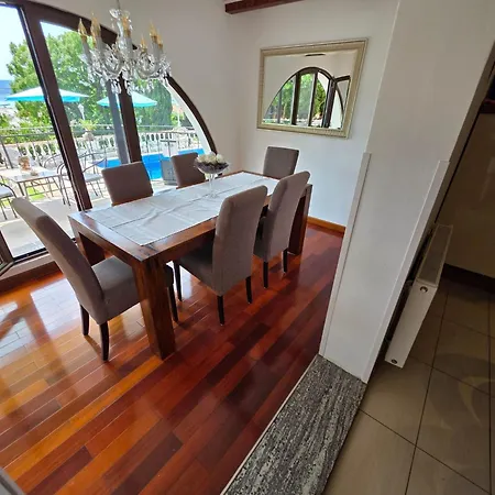 Mit Terrasse - Gemeinschaftspool By Interhome