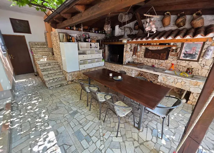 Mit Terrasse - Gemeinschaftspool By Interhome